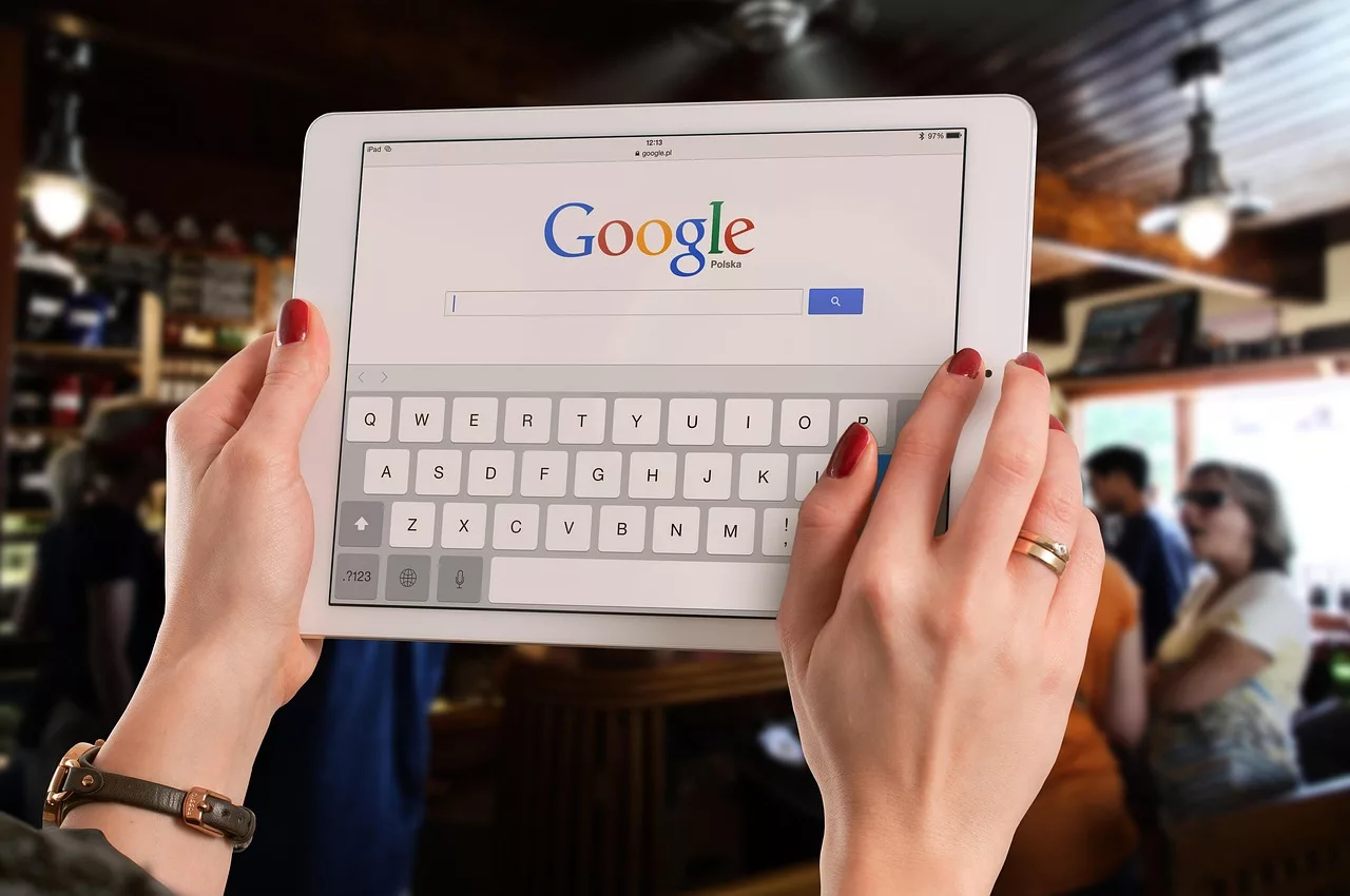 Google DeepMind testuje model rankingowy łączący pobieranie i ranking
